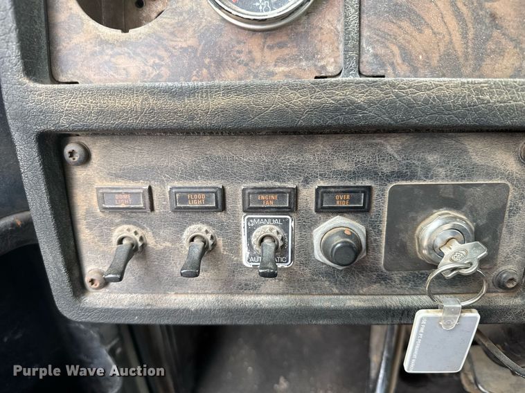 image for item NN9655 1993 Kenworth T660 semi truck