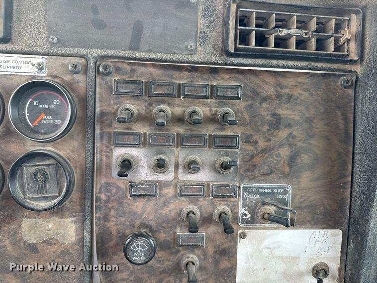 image for item NN9655 1993 Kenworth T660 semi truck