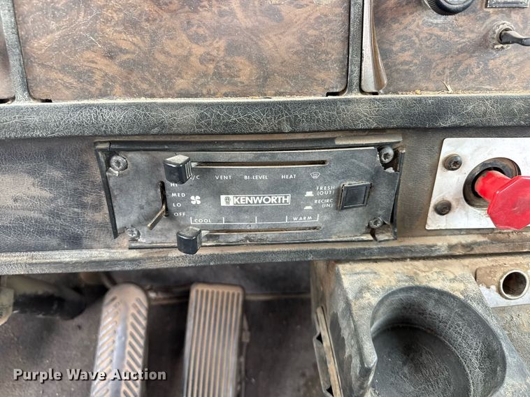 image for item NN9655 1993 Kenworth T660 semi truck