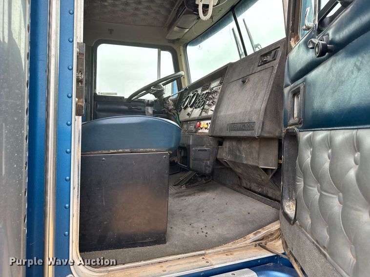 image for item NN9655 1993 Kenworth T660 semi truck
