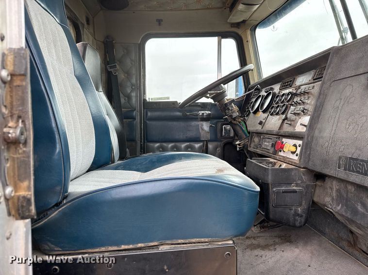 image for item NN9655 1993 Kenworth T660 semi truck