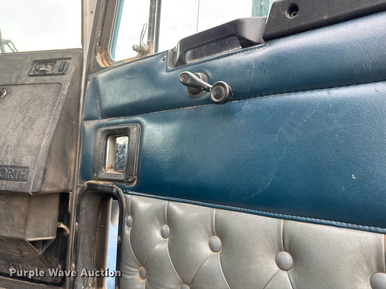 image for item NN9655 1993 Kenworth T660 semi truck