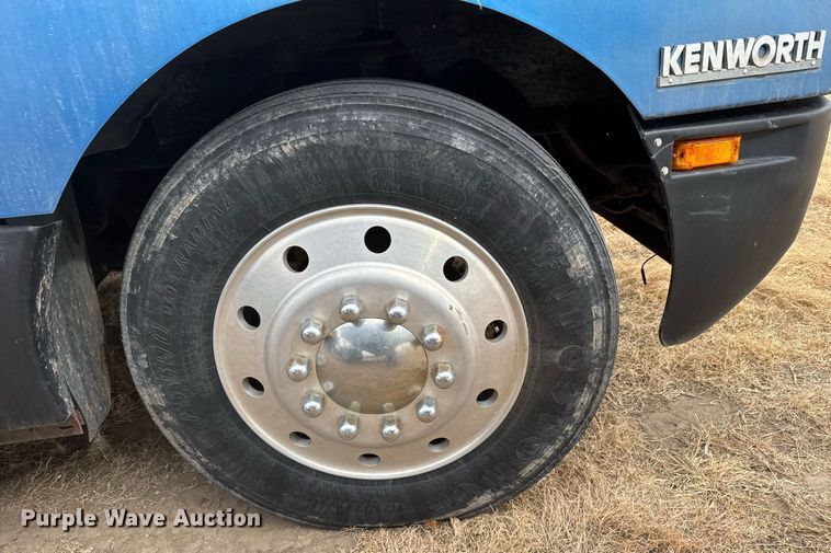 image for item NN9655 1993 Kenworth T660 semi truck