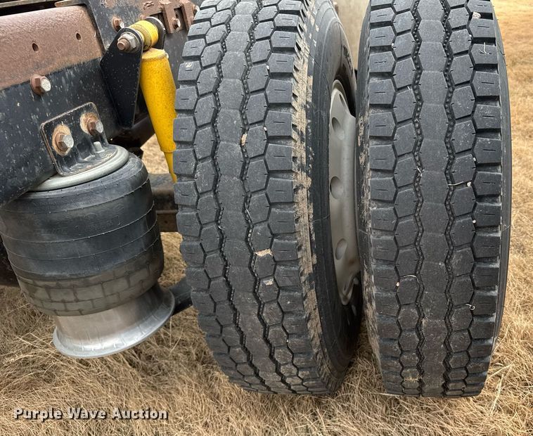 image for item NN9655 1993 Kenworth T660 semi truck