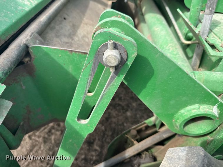 image for item NN9739 1999 John Deere 4890 SP swather / windrower