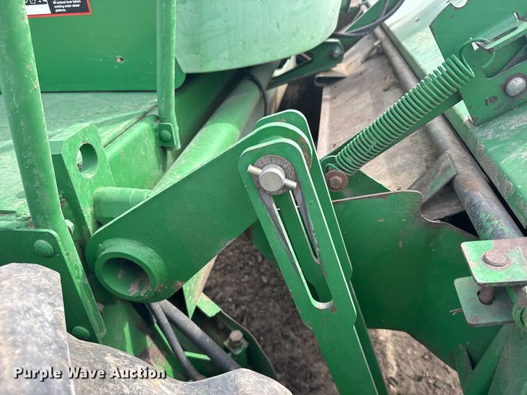 image for item NN9739 1999 John Deere 4890 SP swather / windrower