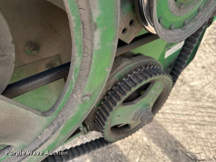 image for item NN9739 1999 John Deere 4890 SP swather / windrower