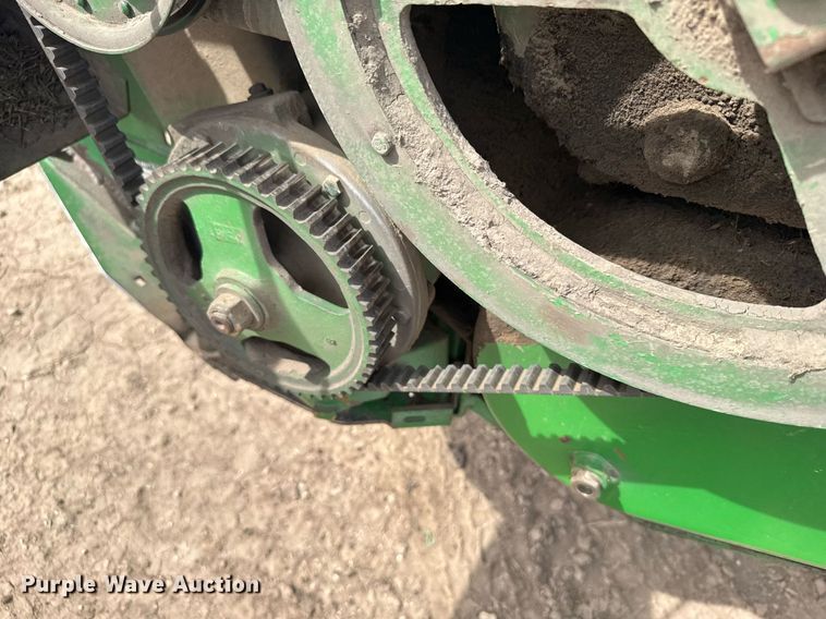 image for item NN9739 1999 John Deere 4890 SP swather / windrower