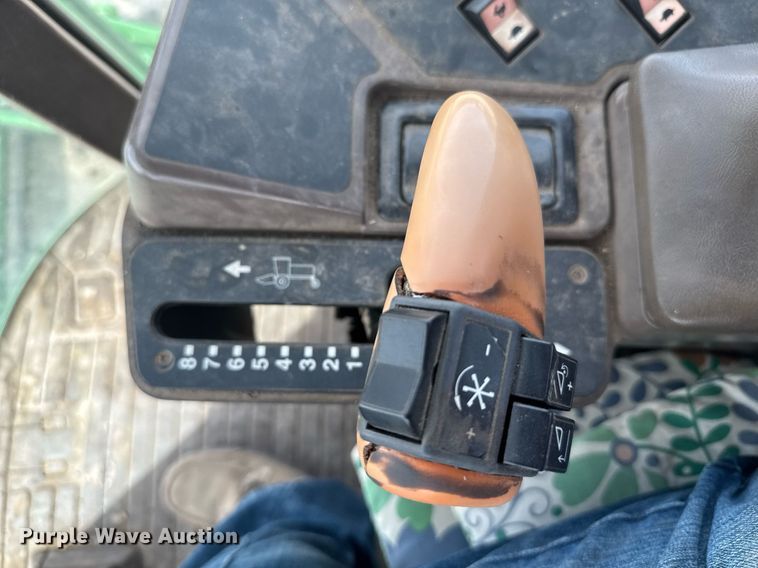 image for item NN9739 1999 John Deere 4890 SP swather / windrower