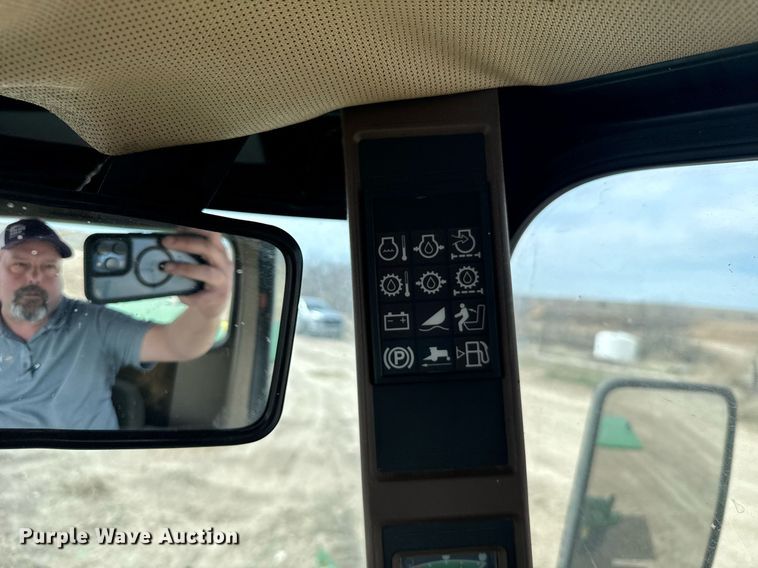 image for item NN9739 1999 John Deere 4890 SP swather / windrower