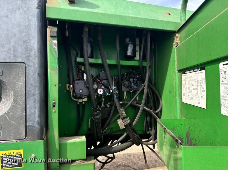 image for item NN9739 1999 John Deere 4890 SP swather / windrower