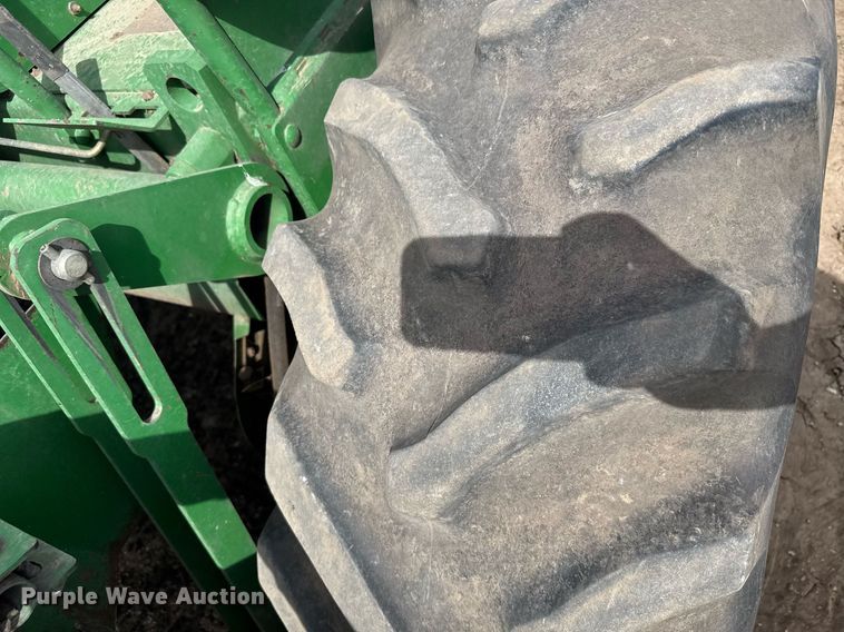 image for item NN9739 1999 John Deere 4890 SP swather / windrower