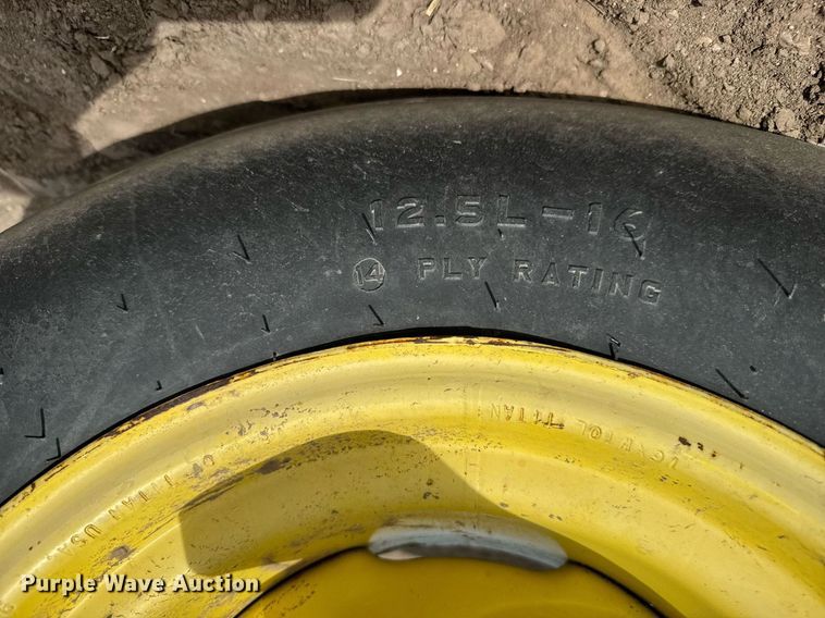 image for item NN9739 1999 John Deere 4890 SP swather / windrower