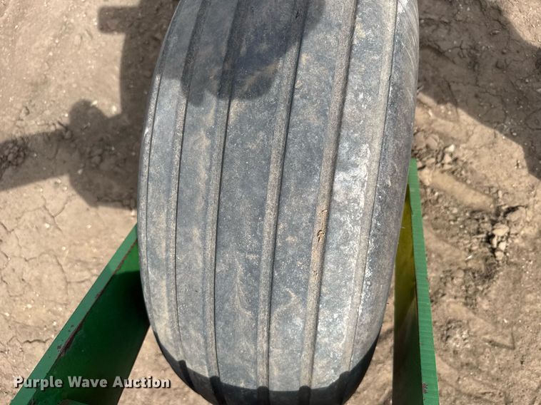 image for item NN9739 1999 John Deere 4890 SP swather / windrower