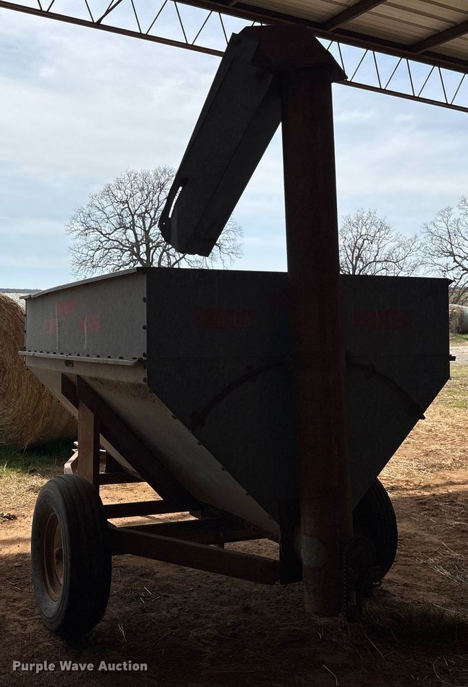 image for item OB9557 Snowco FM60-8 gravity wagon