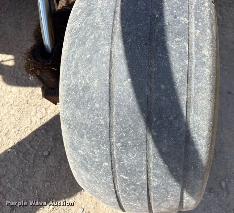 image for item OB9559 2005 New Holland Discbine 1432 swather / windrower