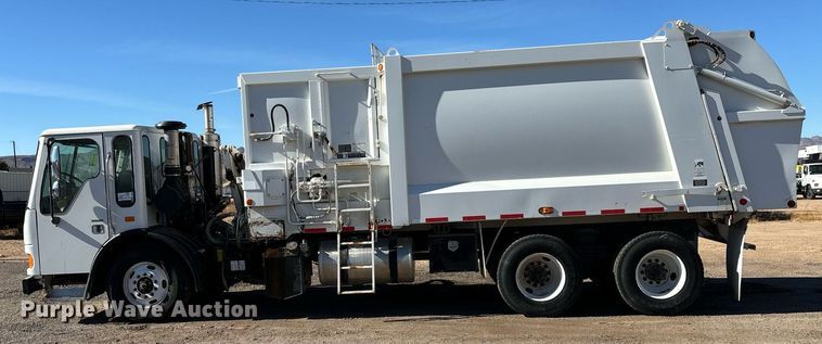 image for item DH8641 2005 Sterling  Condor refuse truck