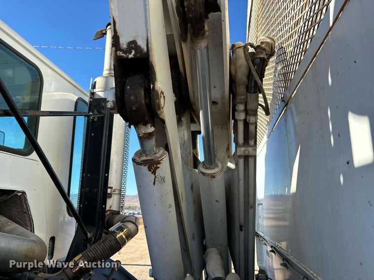 image for item DH8641 2005 Sterling  Condor refuse truck