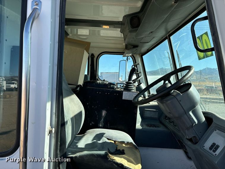 image for item DH8641 2005 Sterling  Condor refuse truck