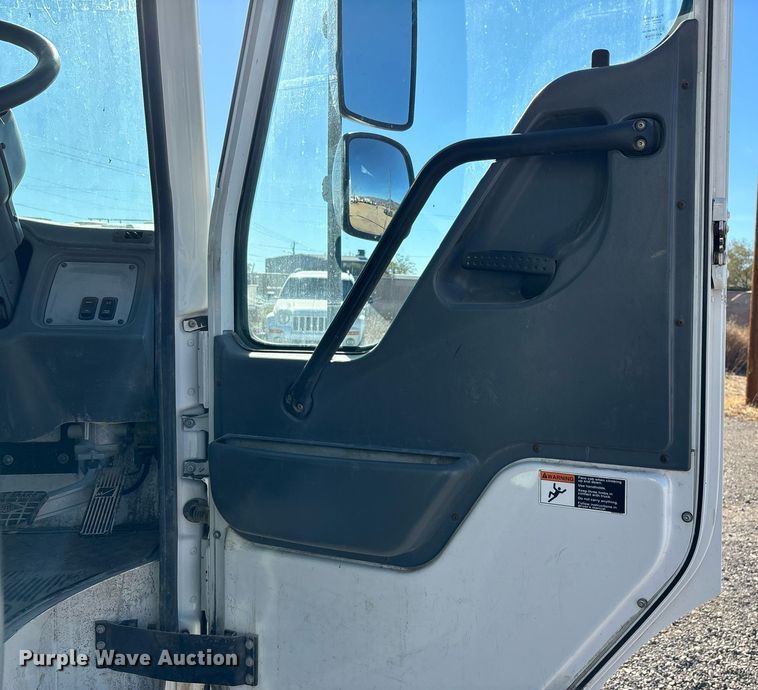 image for item DH8641 2005 Sterling  Condor refuse truck