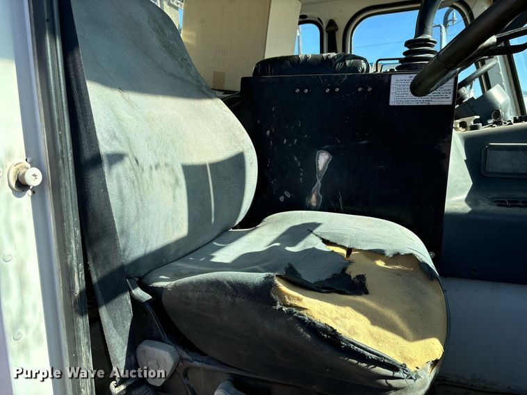 image for item DH8641 2005 Sterling  Condor refuse truck