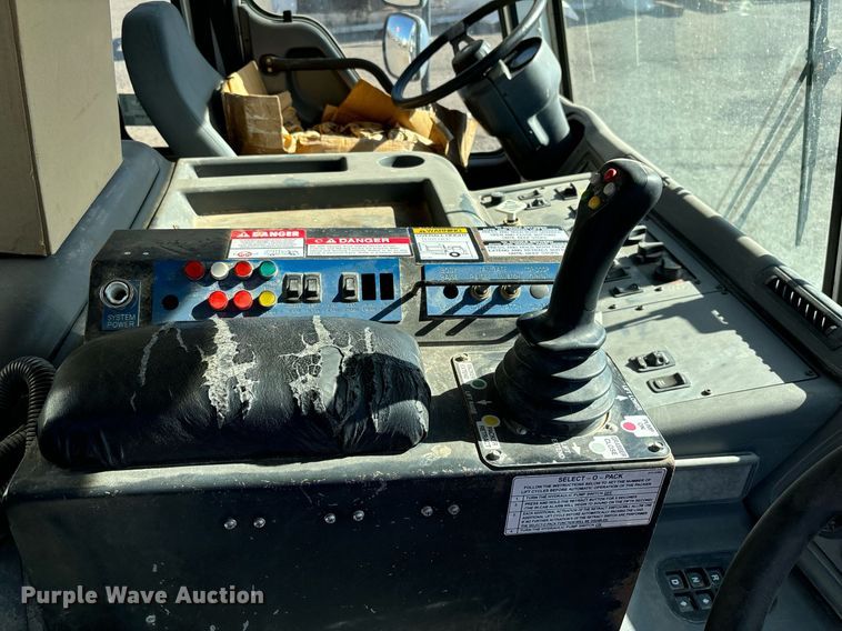 image for item DH8641 2005 Sterling  Condor refuse truck