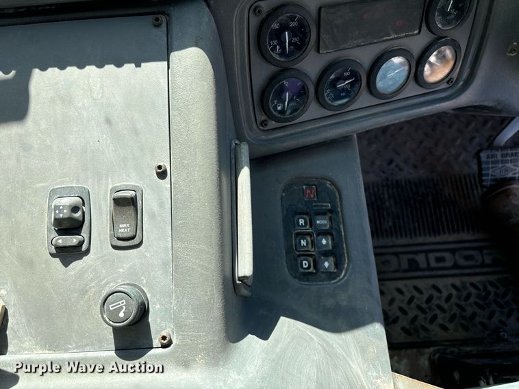 image for item DH8641 2005 Sterling  Condor refuse truck