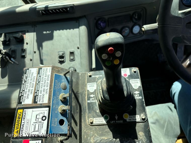 image for item DH8641 2005 Sterling  Condor refuse truck