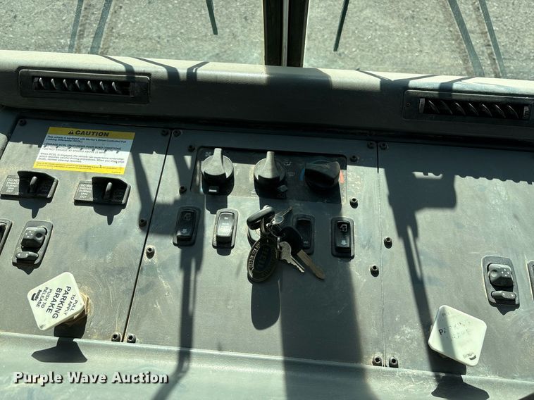 image for item DH8641 2005 Sterling  Condor refuse truck