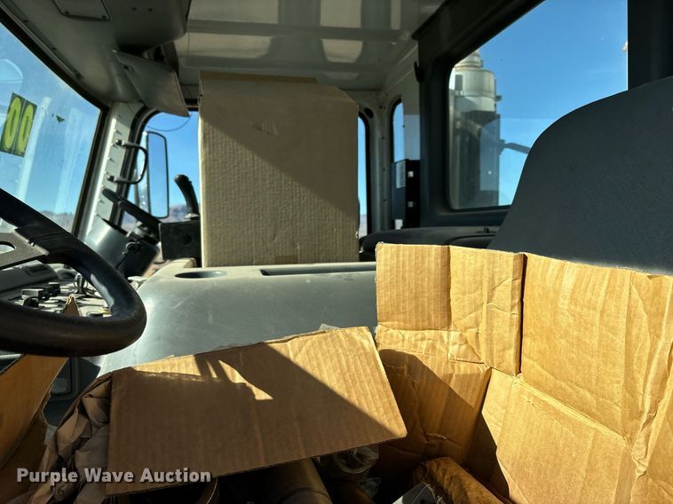 image for item DH8641 2005 Sterling  Condor refuse truck