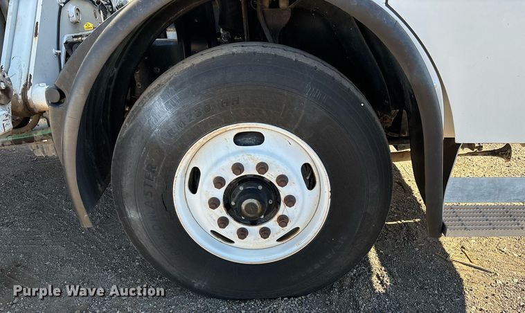 image for item DH8641 2005 Sterling  Condor refuse truck