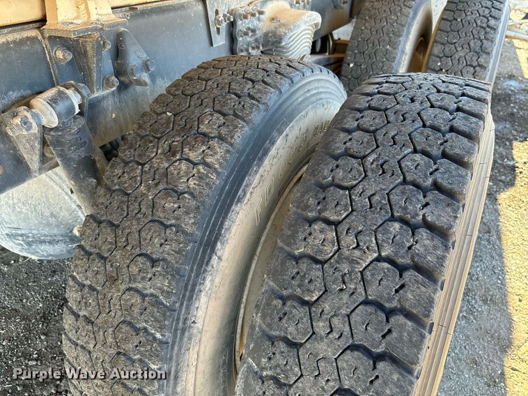 image for item DH8641 2005 Sterling  Condor refuse truck