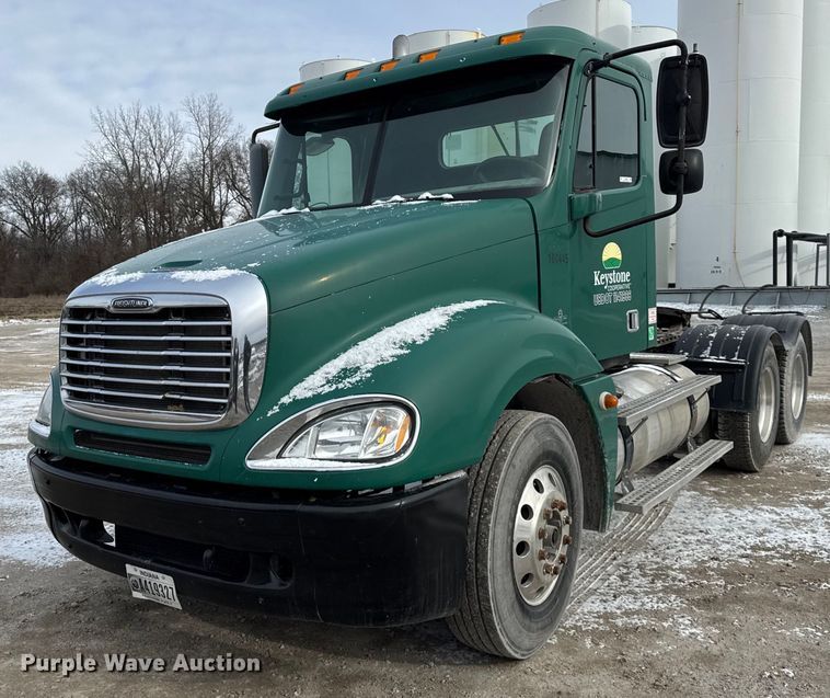 image for item DH9553 2005 Freightliner  Columbia  semi truck