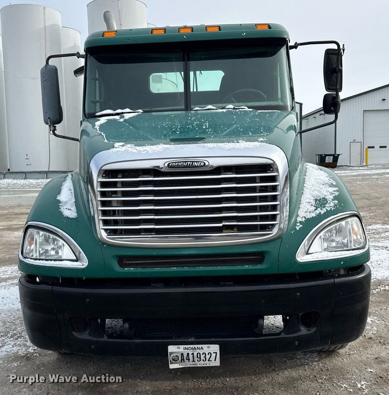 image for item DH9553 2005 Freightliner  Columbia  semi truck