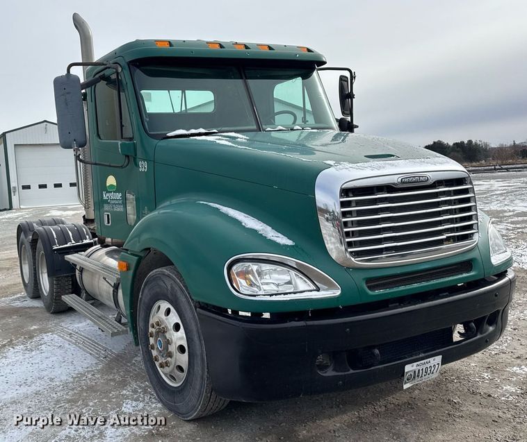 image for item DH9553 2005 Freightliner  Columbia  semi truck