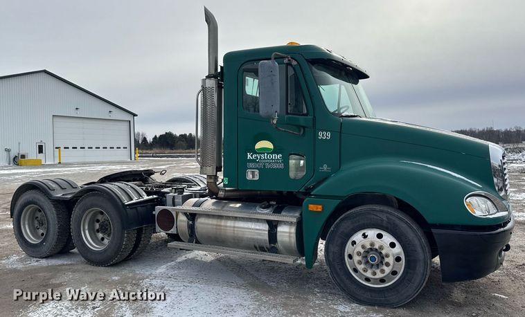 image for item DH9553 2005 Freightliner  Columbia  semi truck