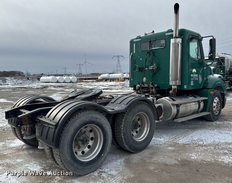 image for item DH9553 2005 Freightliner  Columbia  semi truck