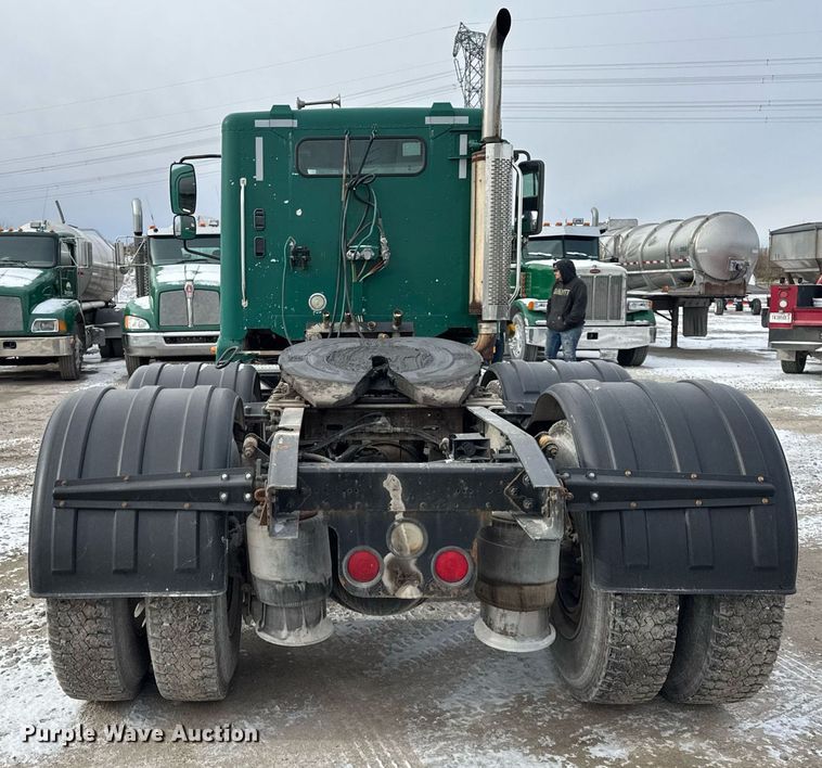 image for item DH9553 2005 Freightliner  Columbia  semi truck