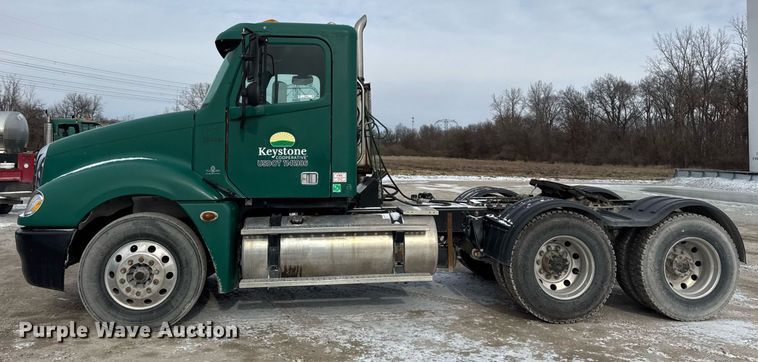 image for item DH9553 2005 Freightliner  Columbia  semi truck