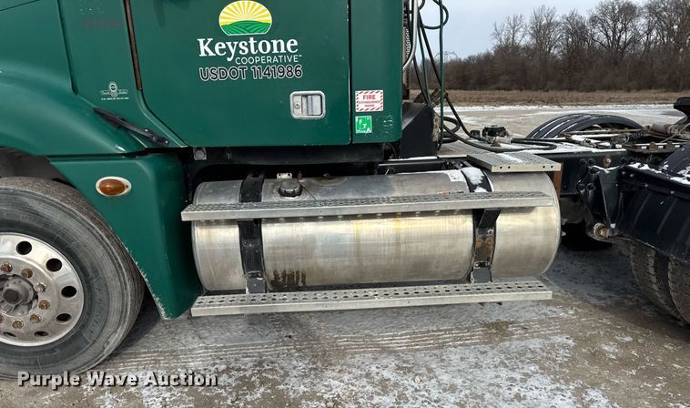 image for item DH9553 2005 Freightliner  Columbia  semi truck