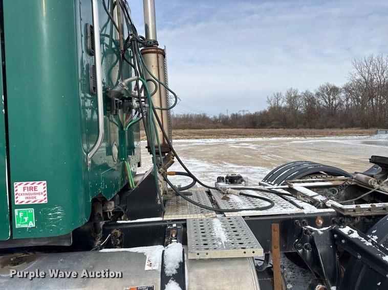 image for item DH9553 2005 Freightliner  Columbia  semi truck