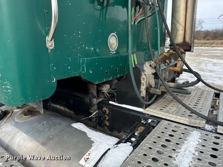 image for item DH9553 2005 Freightliner  Columbia  semi truck