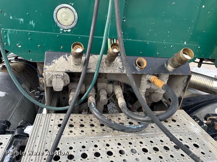 image for item DH9553 2005 Freightliner  Columbia  semi truck