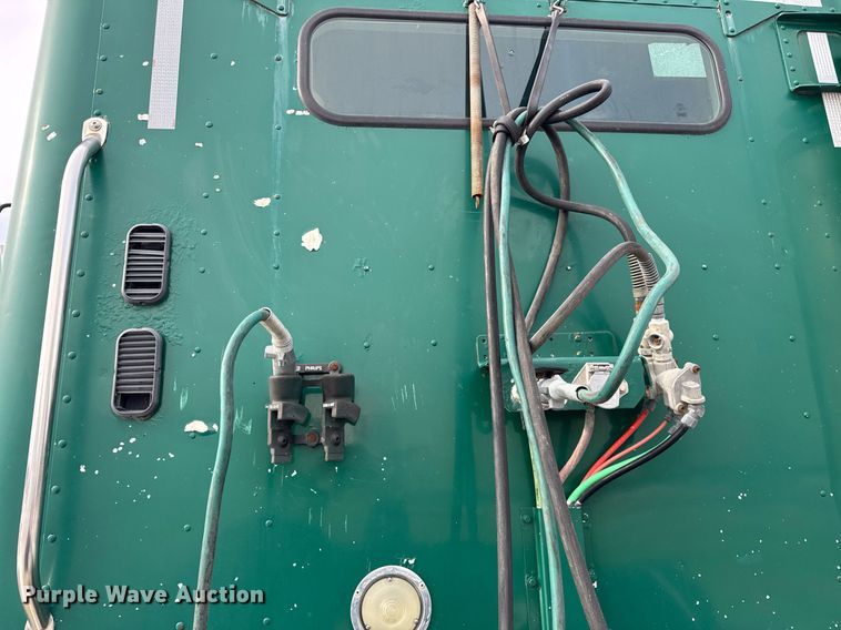 image for item DH9553 2005 Freightliner  Columbia  semi truck