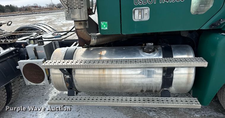 image for item DH9553 2005 Freightliner  Columbia  semi truck