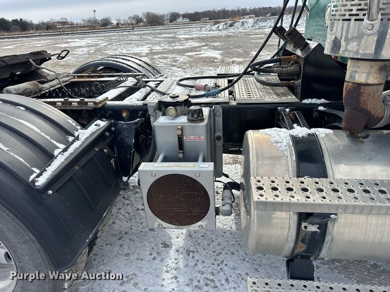 image for item DH9553 2005 Freightliner  Columbia  semi truck