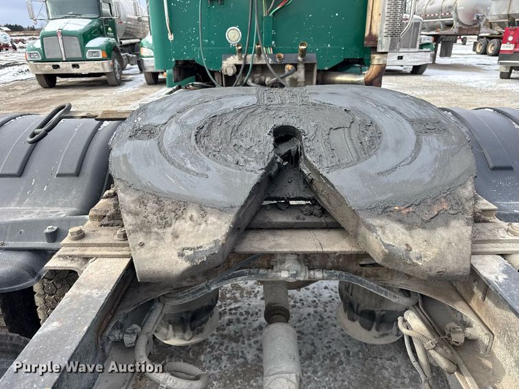 image for item DH9553 2005 Freightliner  Columbia  semi truck