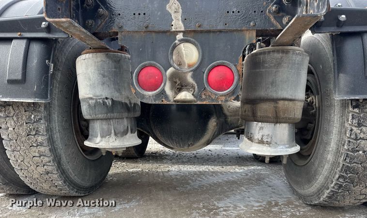 image for item DH9553 2005 Freightliner  Columbia  semi truck