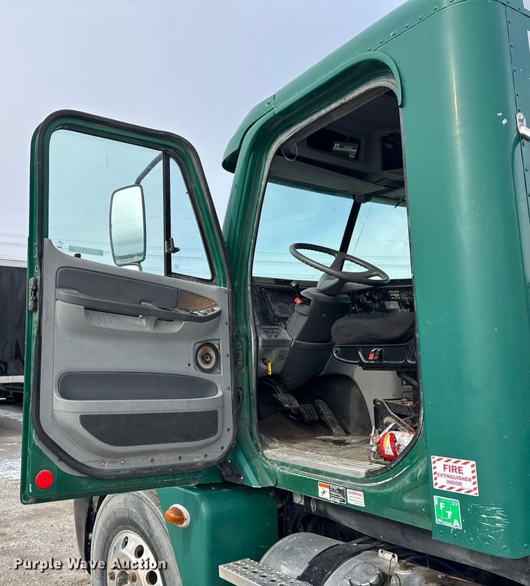 image for item DH9553 2005 Freightliner  Columbia  semi truck