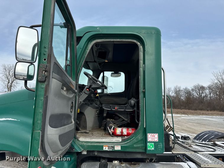 image for item DH9553 2005 Freightliner  Columbia  semi truck